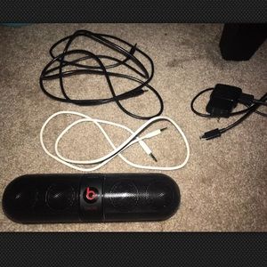 BLACK BEATS PILL 2.0. W/ TWO AUX CORDS & CHARGER